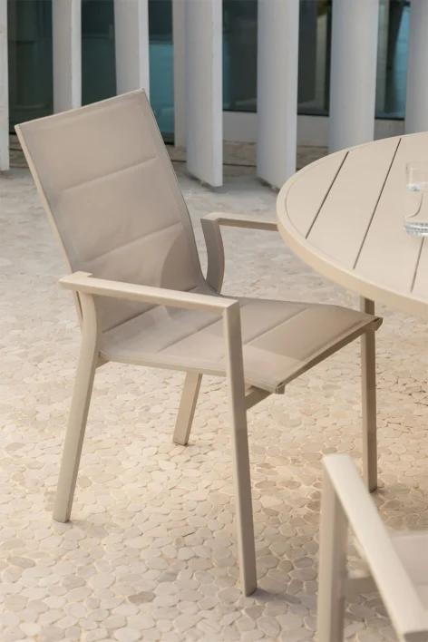 Silla de jardín apilable con reposabrazos en aluminio Karena