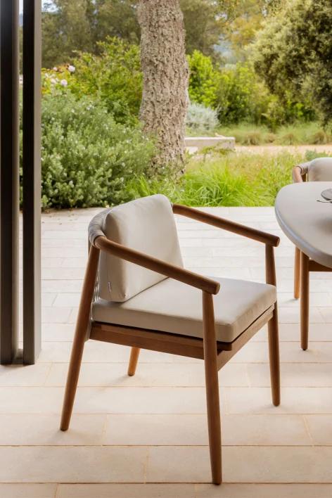 Silla de jardín con reposabrazos en madera de eucalipto Aderyn